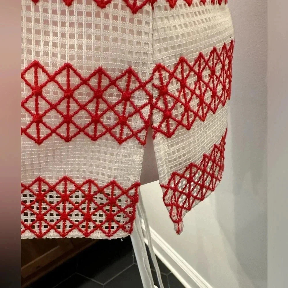 Anna Cate Red White Embroidered Sleeveless Blouse Tank size Medium - Picture 2 of 5